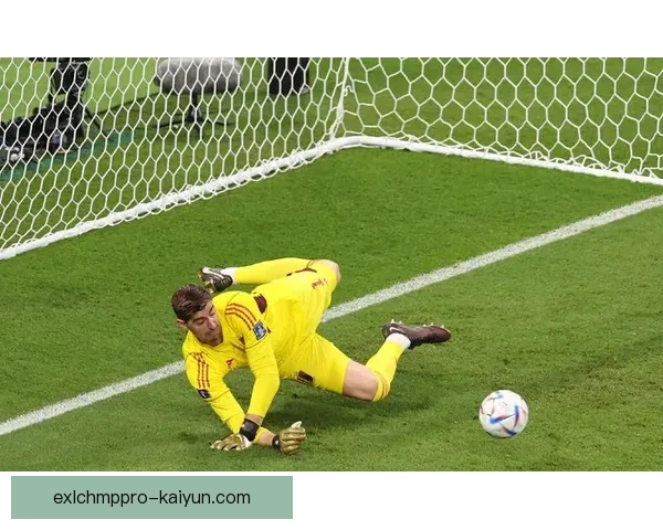 库尔图瓦扑点球技术分析，表现稳健，近期状态回暖